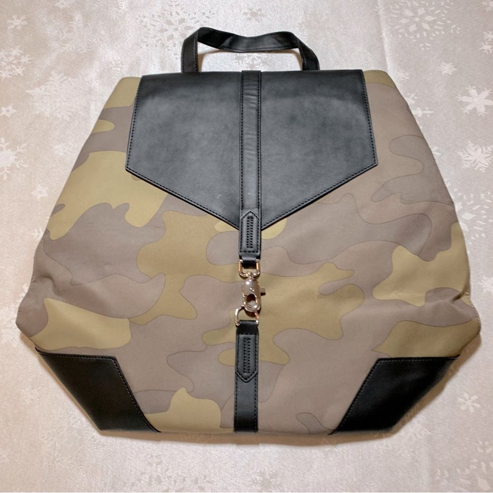 NWT Stella & Dot Backpack Handbag Foral Camo Gorgeous 16”x14”x6.5”